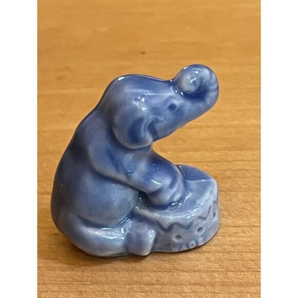 Vintage Wade of England Noah's Ark Blue Ceramic Elephant figurine. - Picture 2 of 3